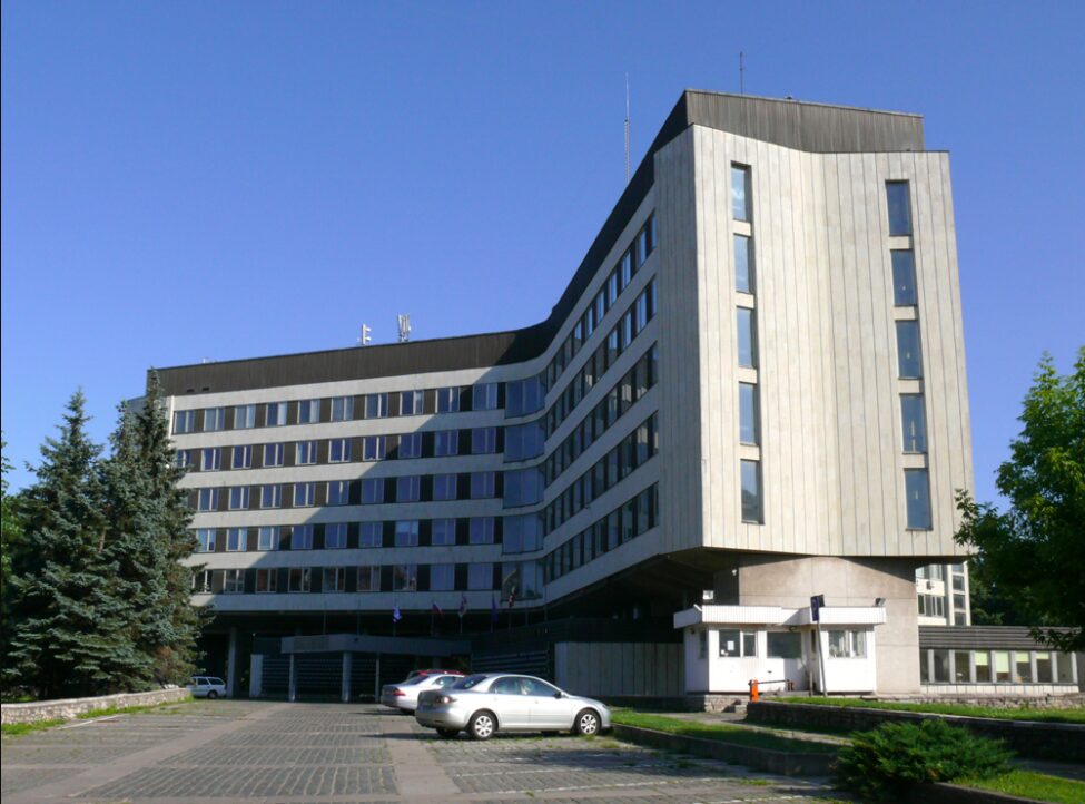 Pasaules tirdzniecības centra Ēka Kronvalda parkā, ko piedāvā nojaukt un vietā būvēt koncertzāli.